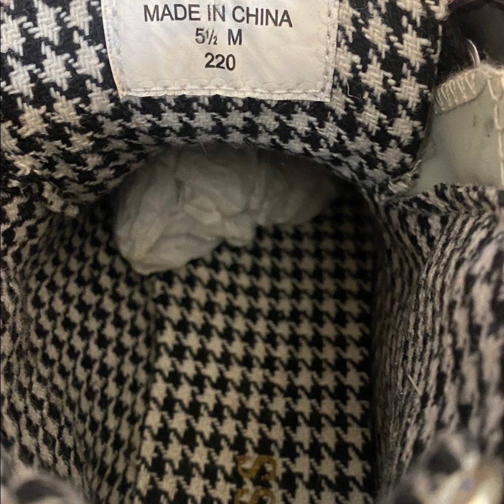 Guess Black and White Sneakers with gold and silver accents. Size 6 1/2 - Picture 13 of 15